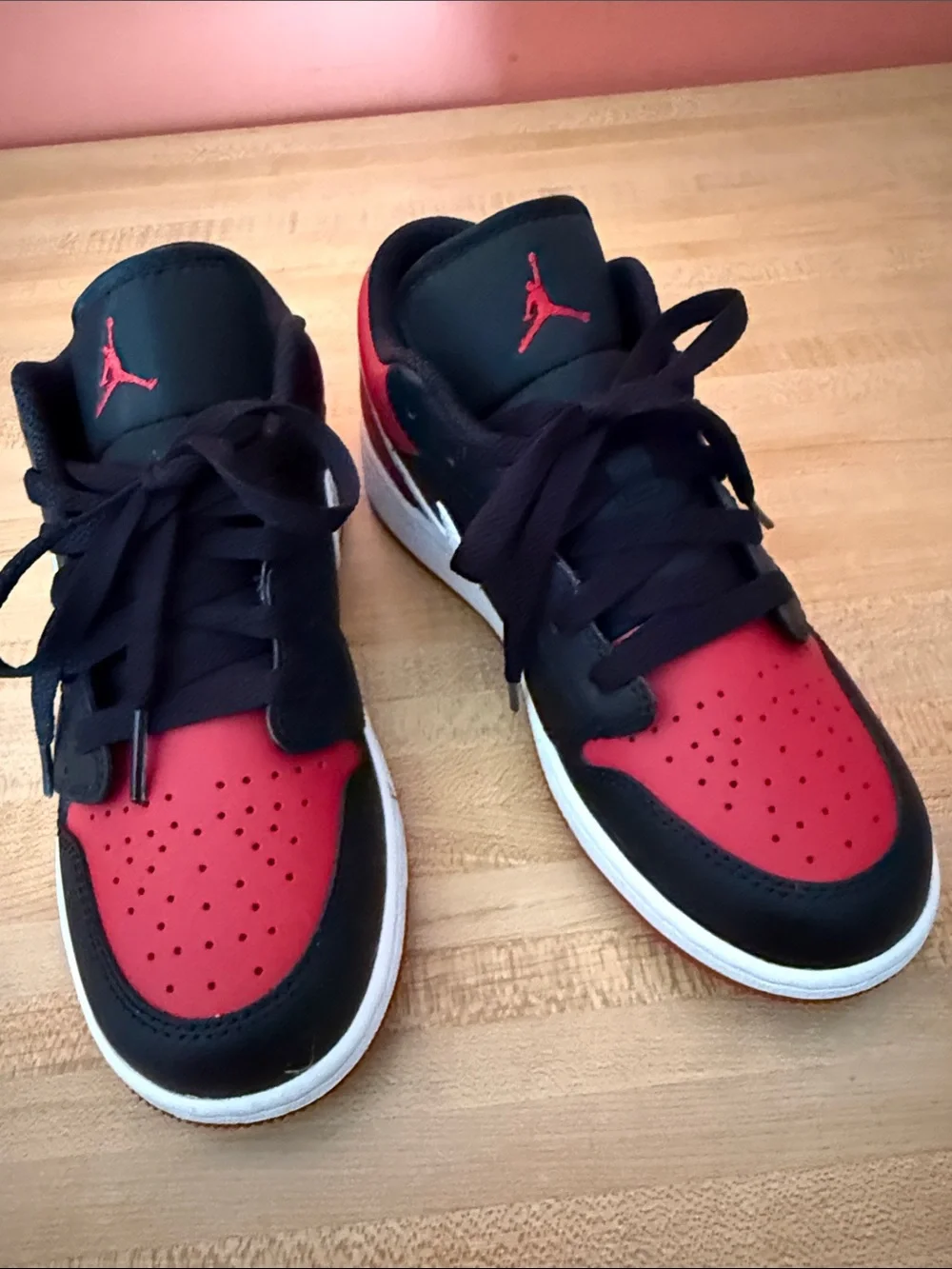 Nike Kids' Low-Top Sneakers in Black and Red